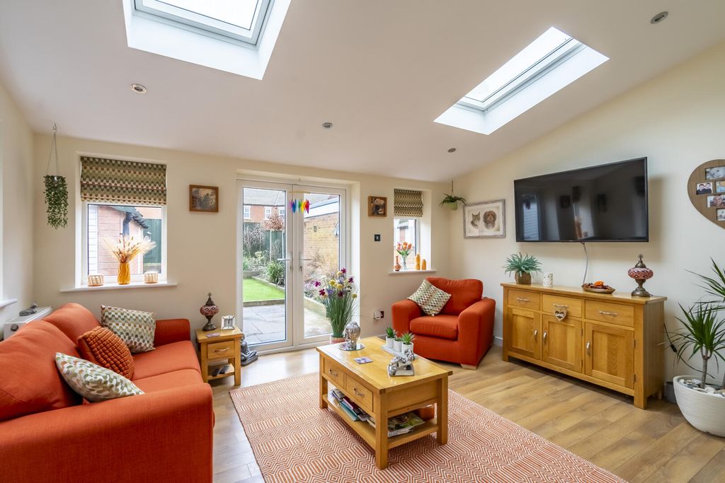 Property photo 3 of 18 Lounge