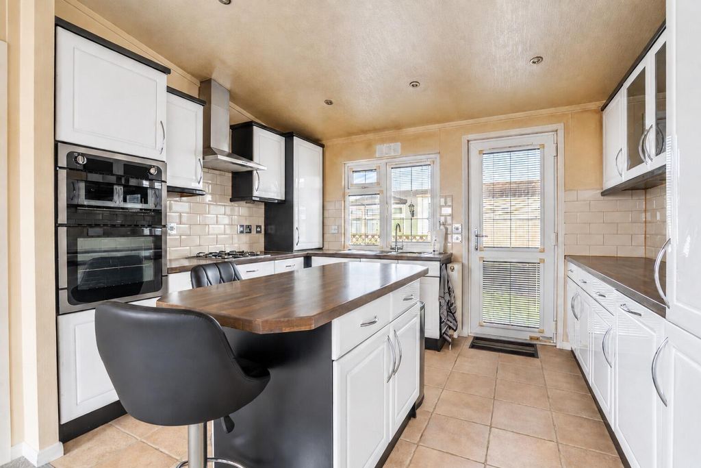 Property photo 3 of 17 Kitchen