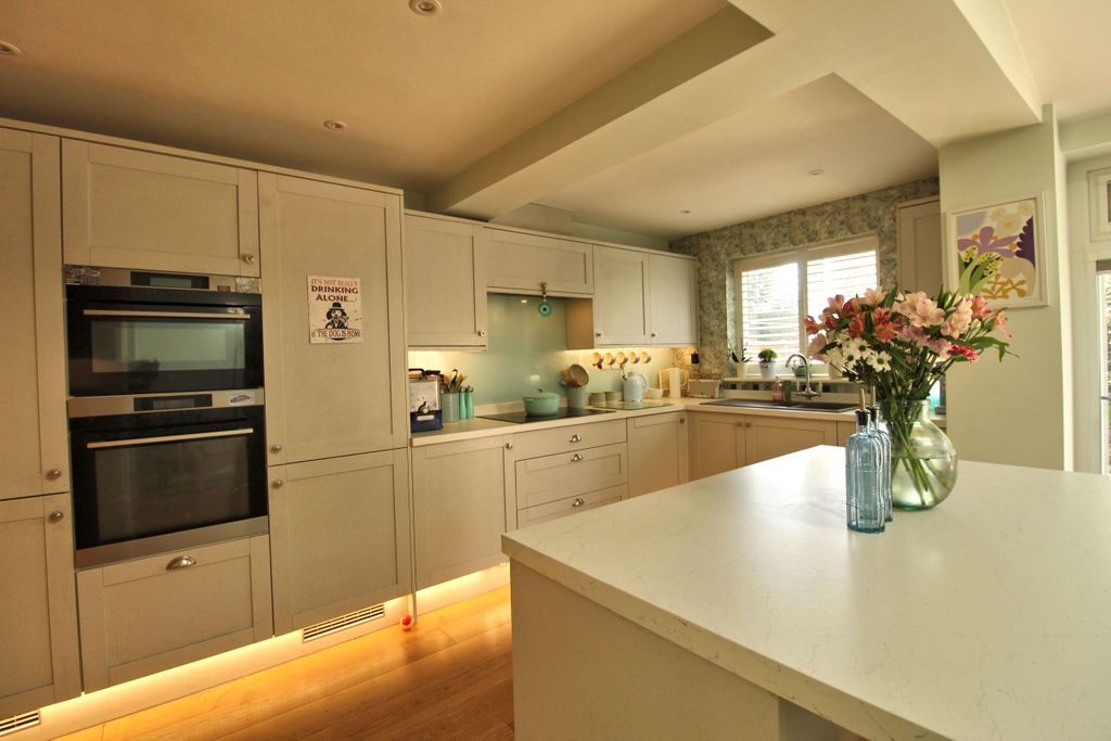 Property photo 3 of 18 Kitchen 4