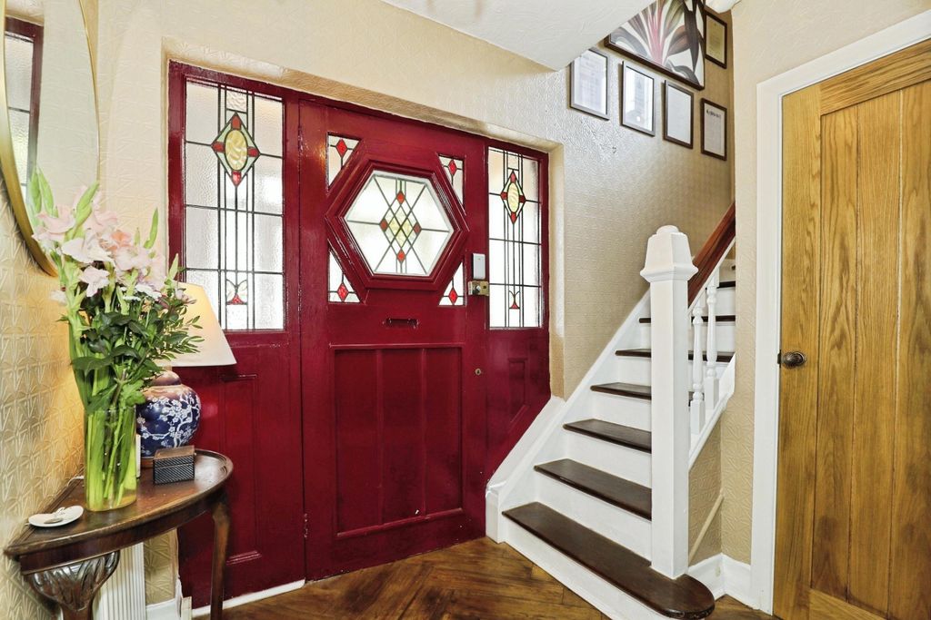 Property photo 2 of 21 Entrance Hall