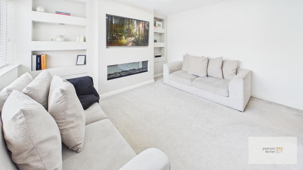 Property photo 3 of 18 Living Room