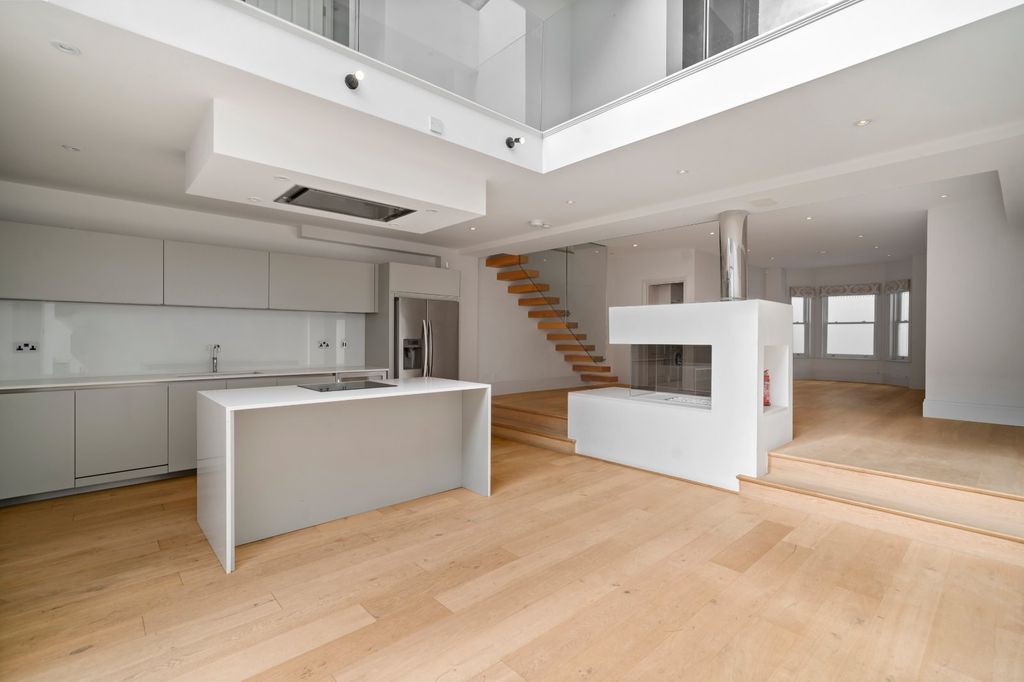 Property photo 1 of 17 Kitchen/Reception