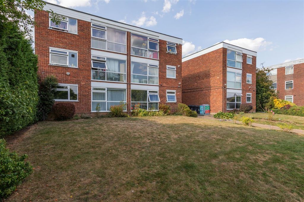 Property photo 1 of 23 Chingford Avenue, E4