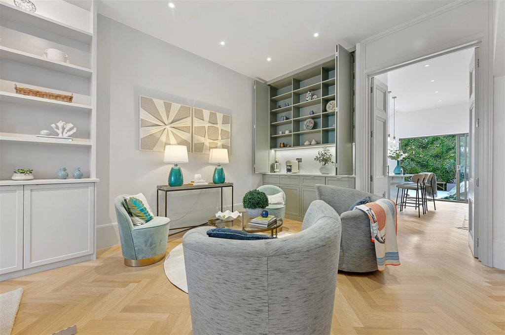 Property photo 3 of 17 Batoum Gardens