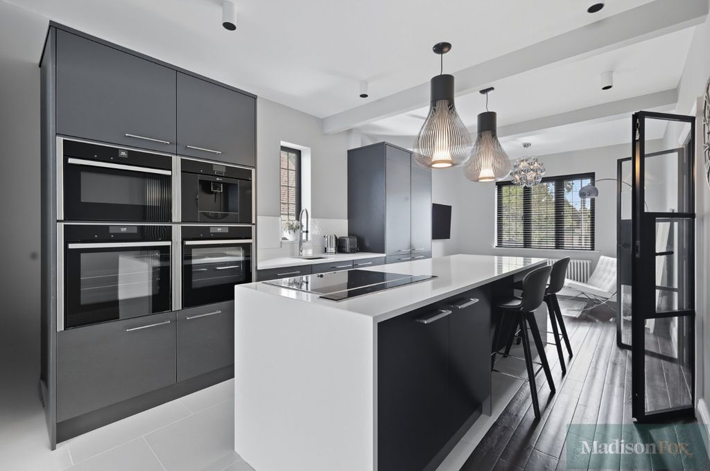 Property photo 3 of 56 Picture No. 32