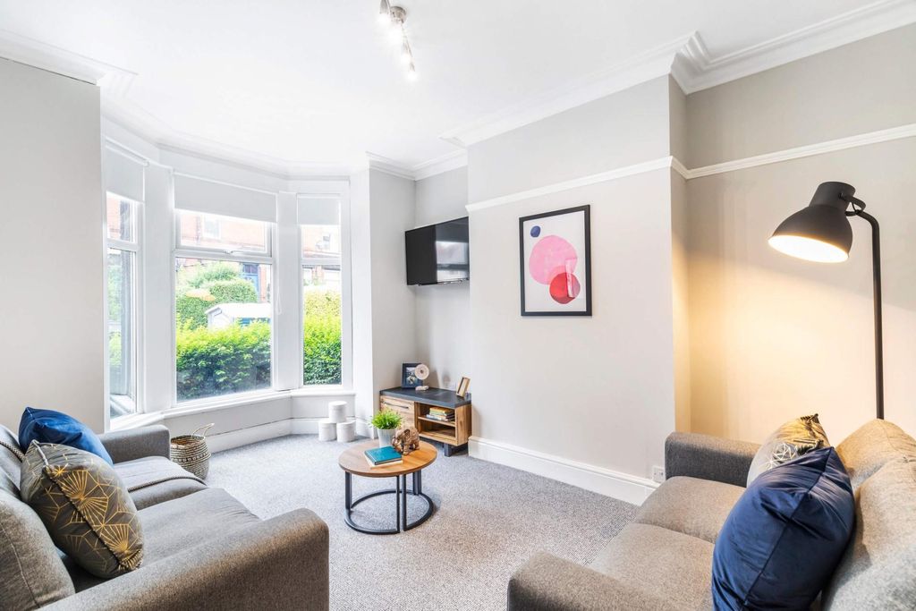 Property photo 1 of 11 Bright, Modern Living Room With A Bay Window Letti...