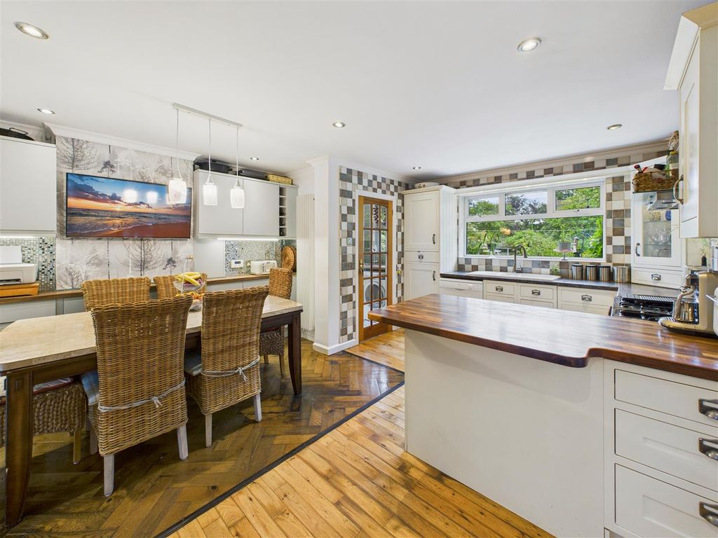 Property photo 3 of 32 Breakfast Kitchen