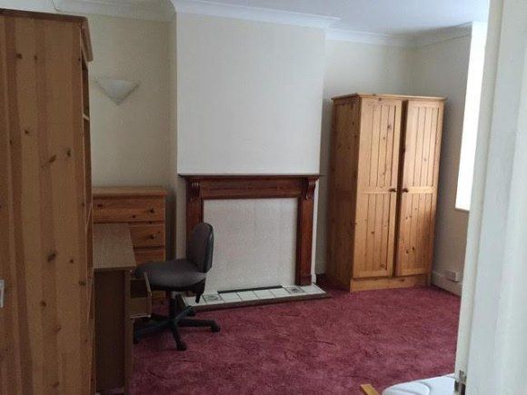 Property photo 3 of 10 Bedroom Photo 6