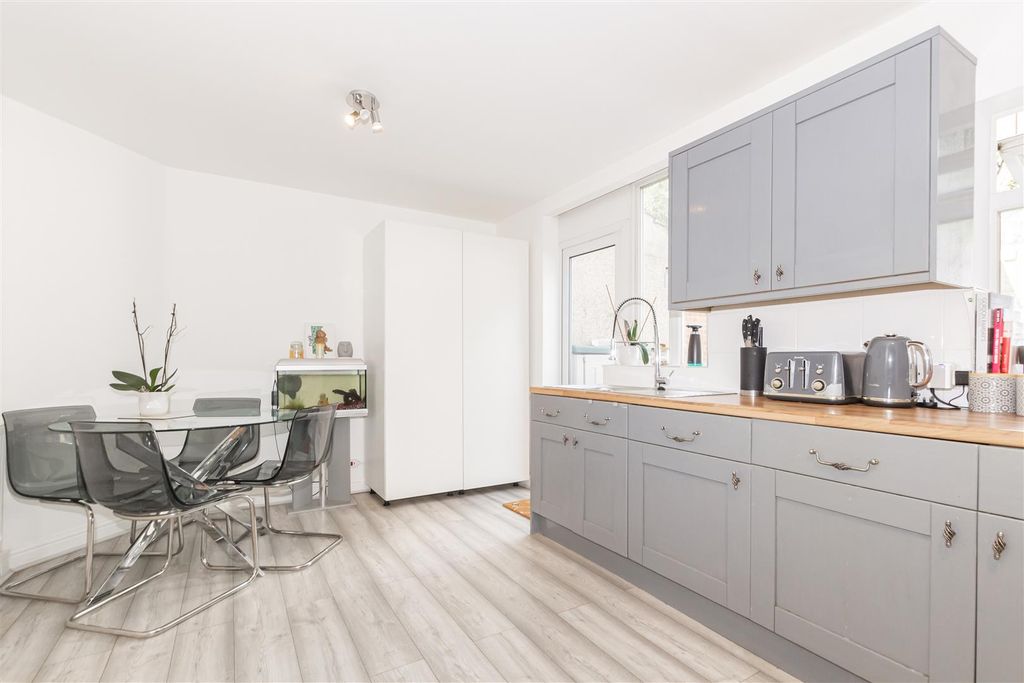 Property photo 3 of 14 Kitchen