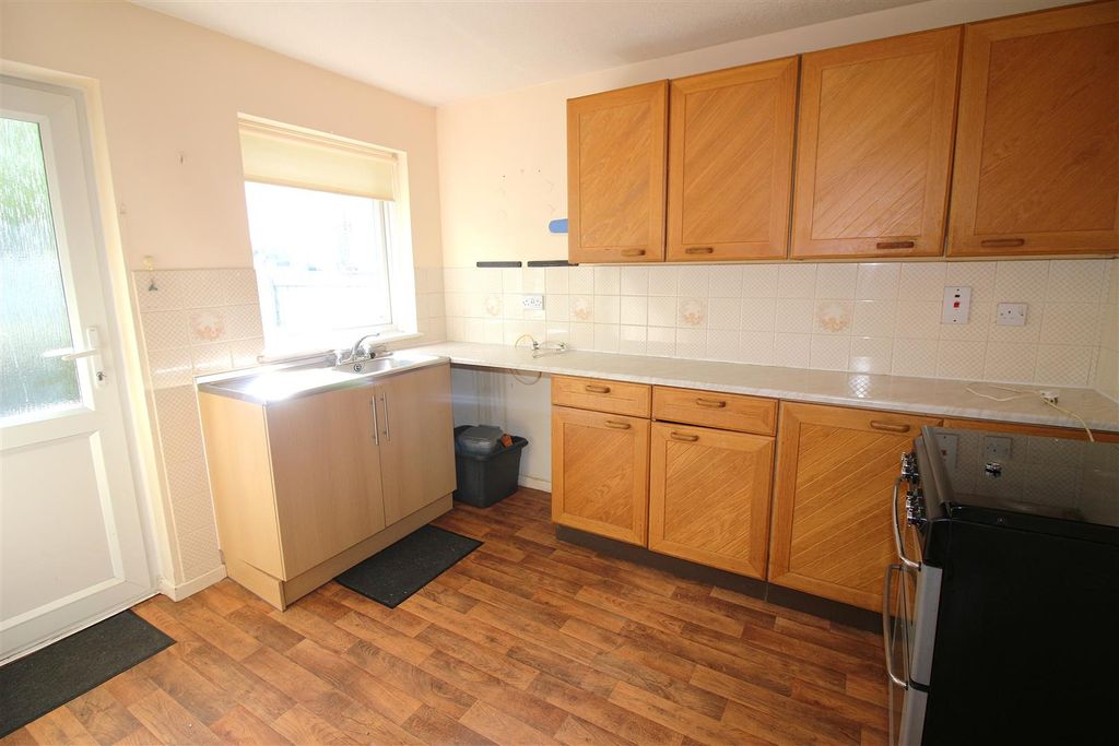 Property photo 3 of 10 Kitchen