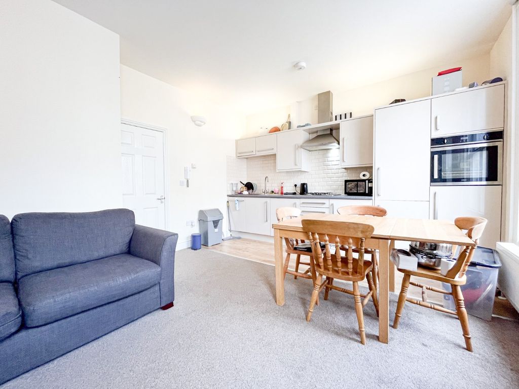 Property photo 3 of 11 Living Room/Kitchen