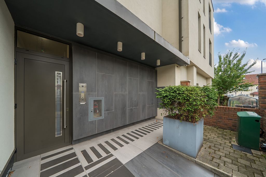 Property photo 1 of 9 1328736-19-687Fa3...