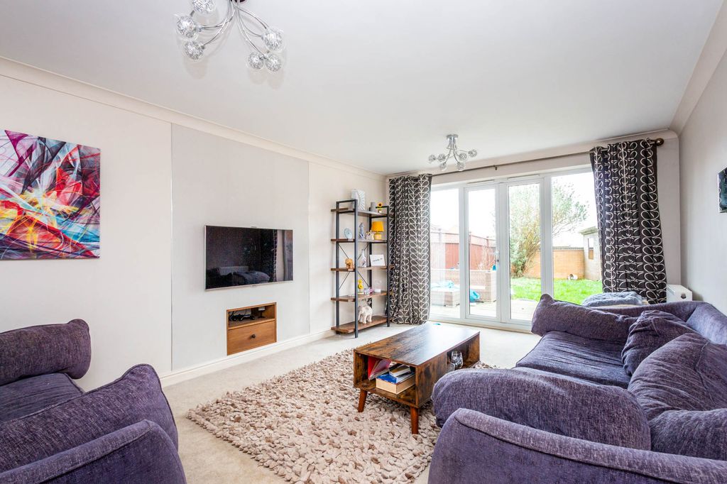 Property photo 3 of 17 Lounge