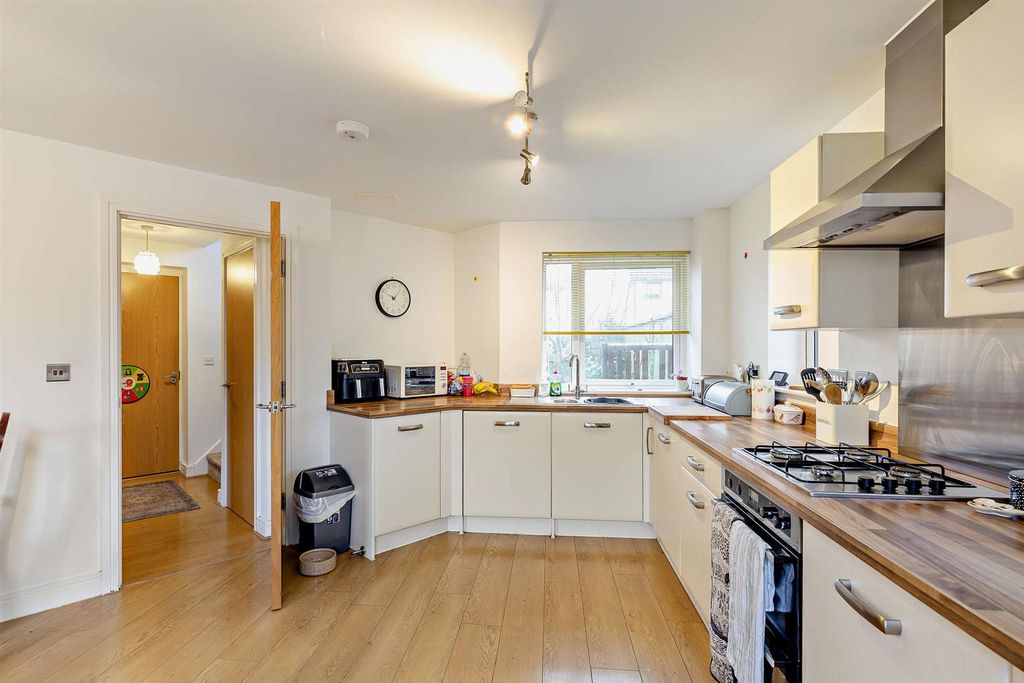 Property photo 3 of 20 8677661-Interior03-800.Jpg