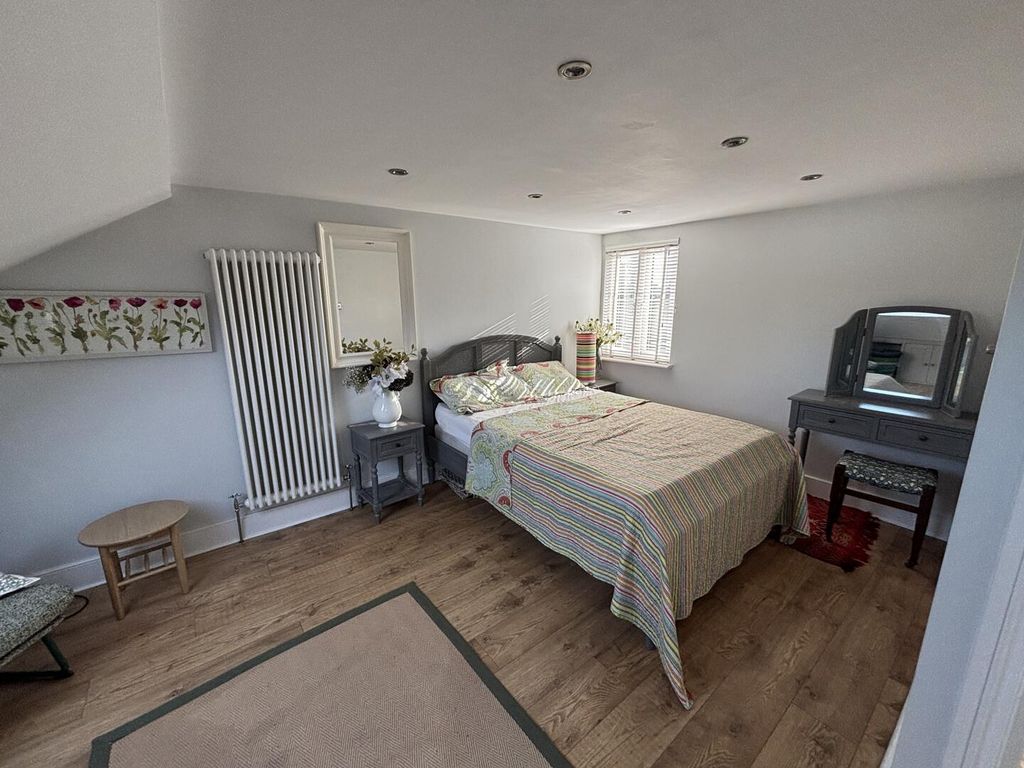 Property photo 1 of 6 Bed Sitting Room