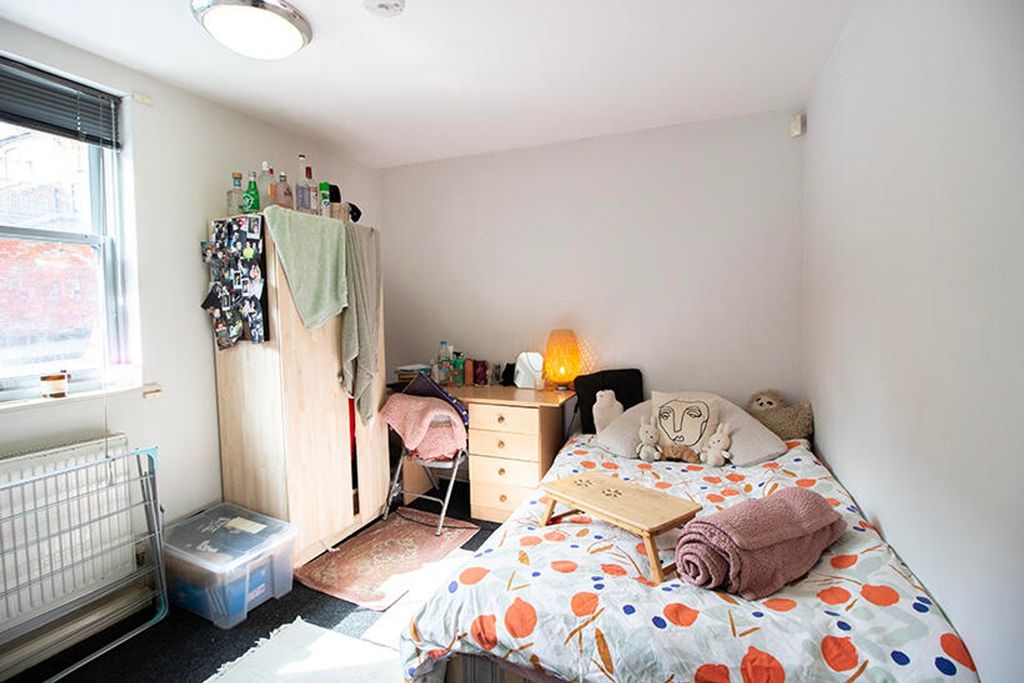 Property photo 2 of 4 This Cozy Double Bedroom Features A Warm Ambiance ...