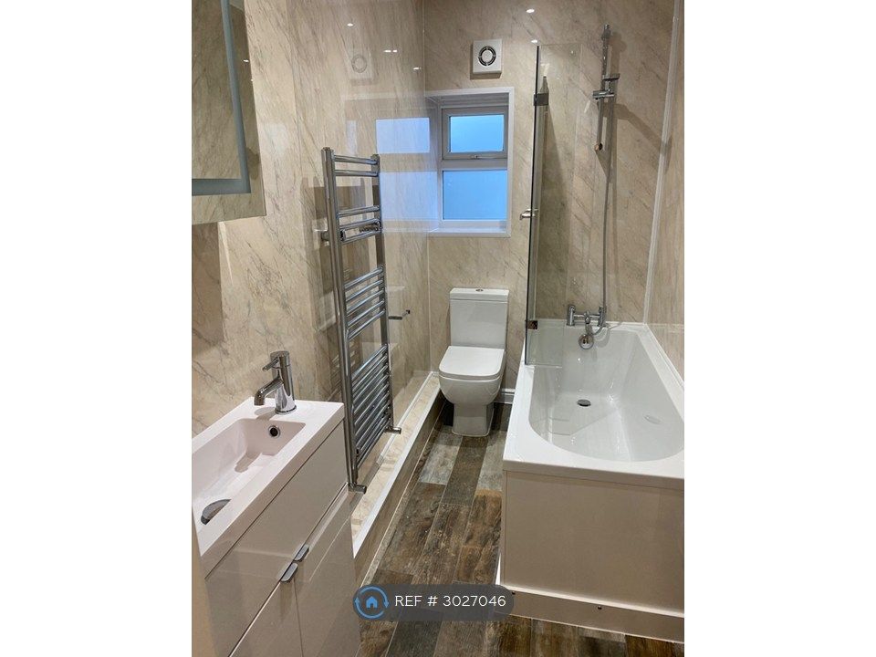 Property photo 3 of 10 Bathroom