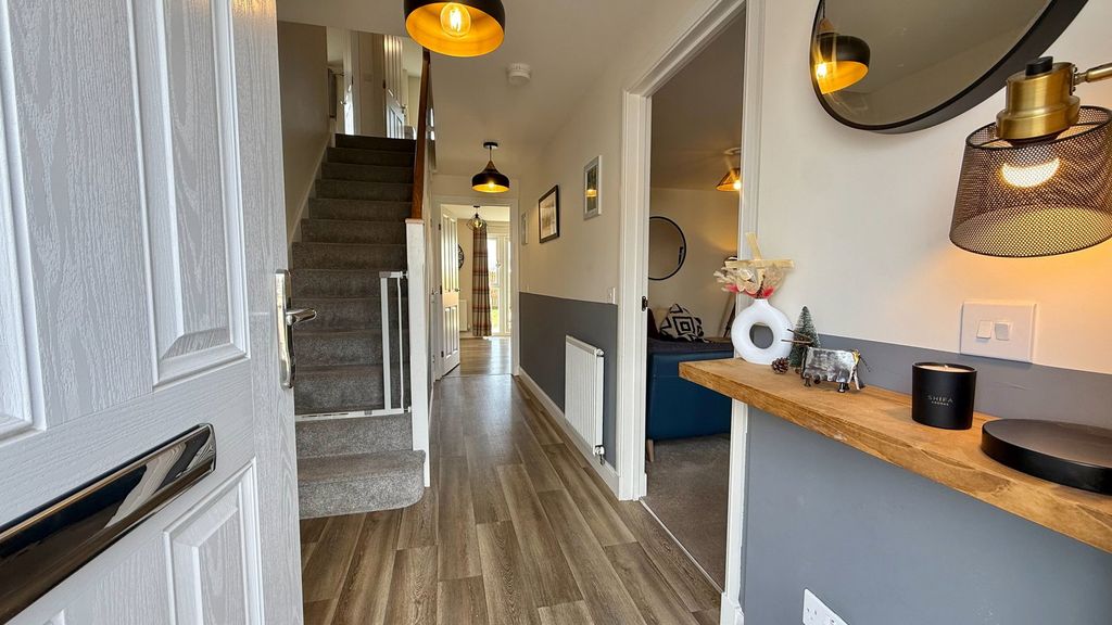 Property photo 2 of 27