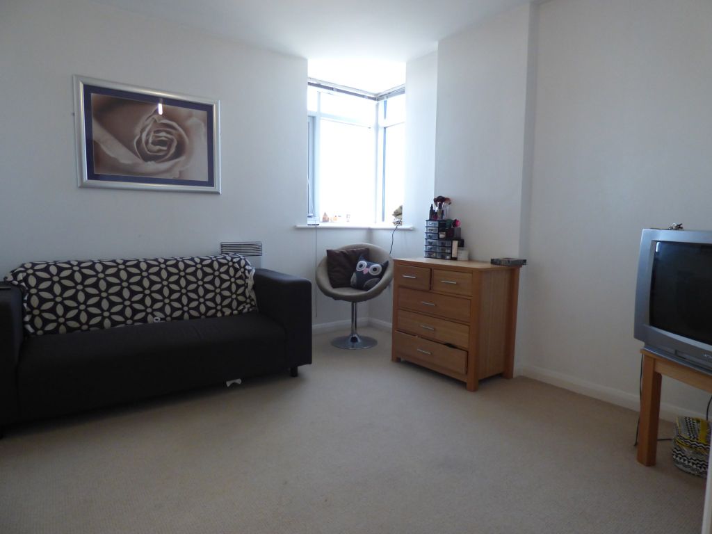 Property photo 3 of 11 Lounge