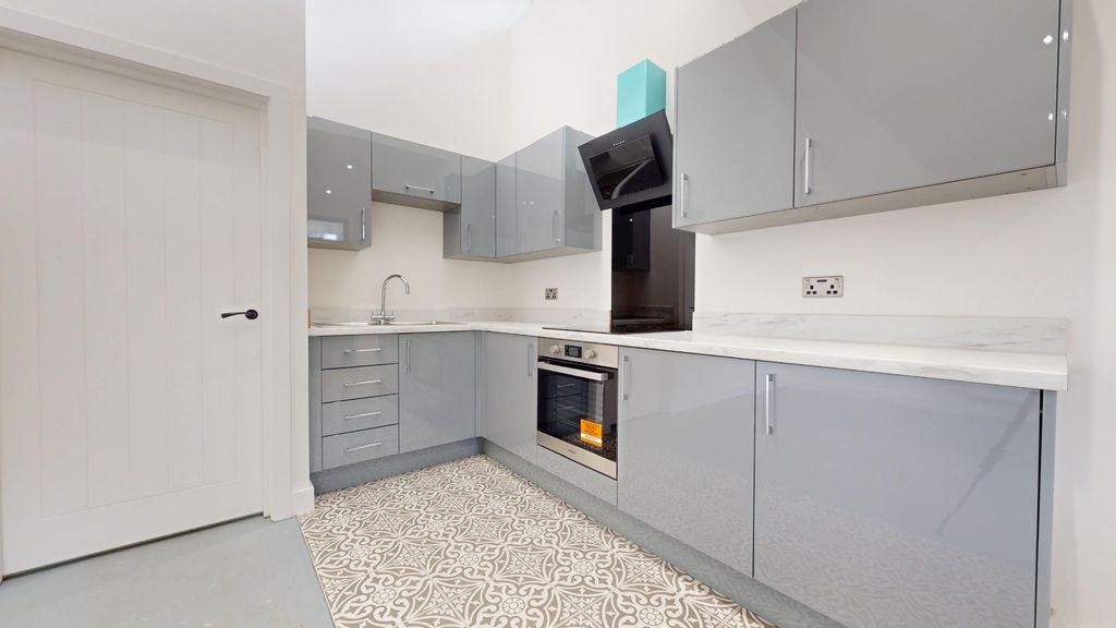 Property photo 2 of 11 4396881