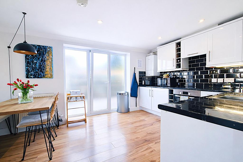 Property photo 2 of 16 Modern Fitted Kitchen