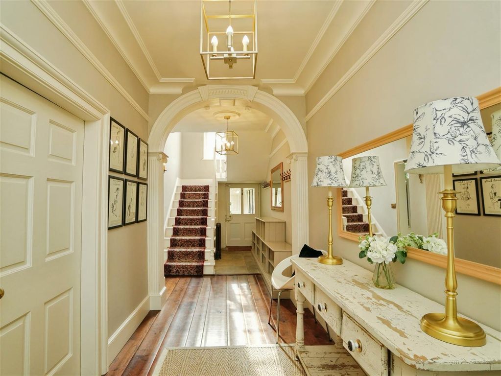 Property photo 2 of 18 Entrance Hall