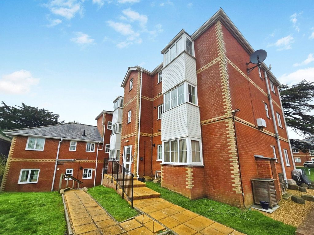 Property photo 1 of 8 Brookside Close