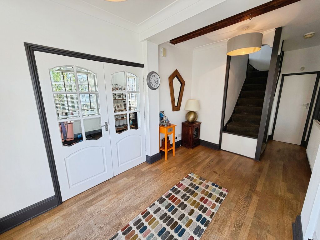 Property photo 2 of 25 Entrance Hall