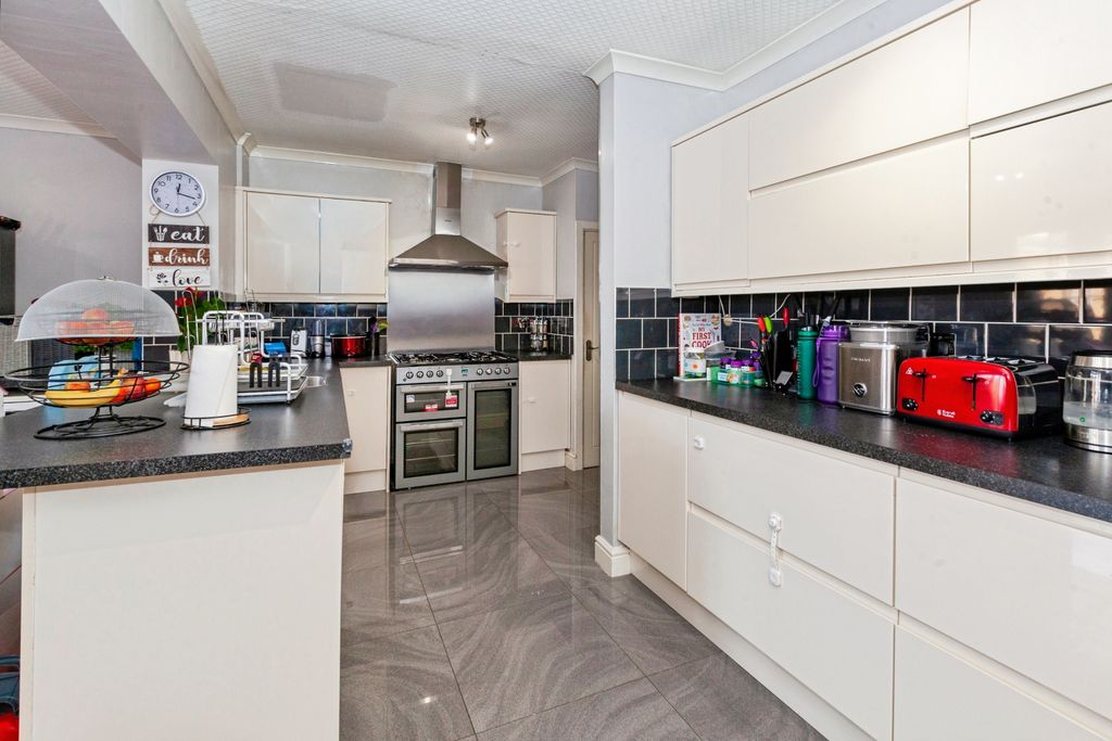 Property photo 2 of 19 Kitchen