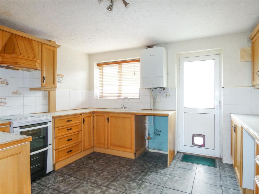 Property photo 3 of 12 Kitchen