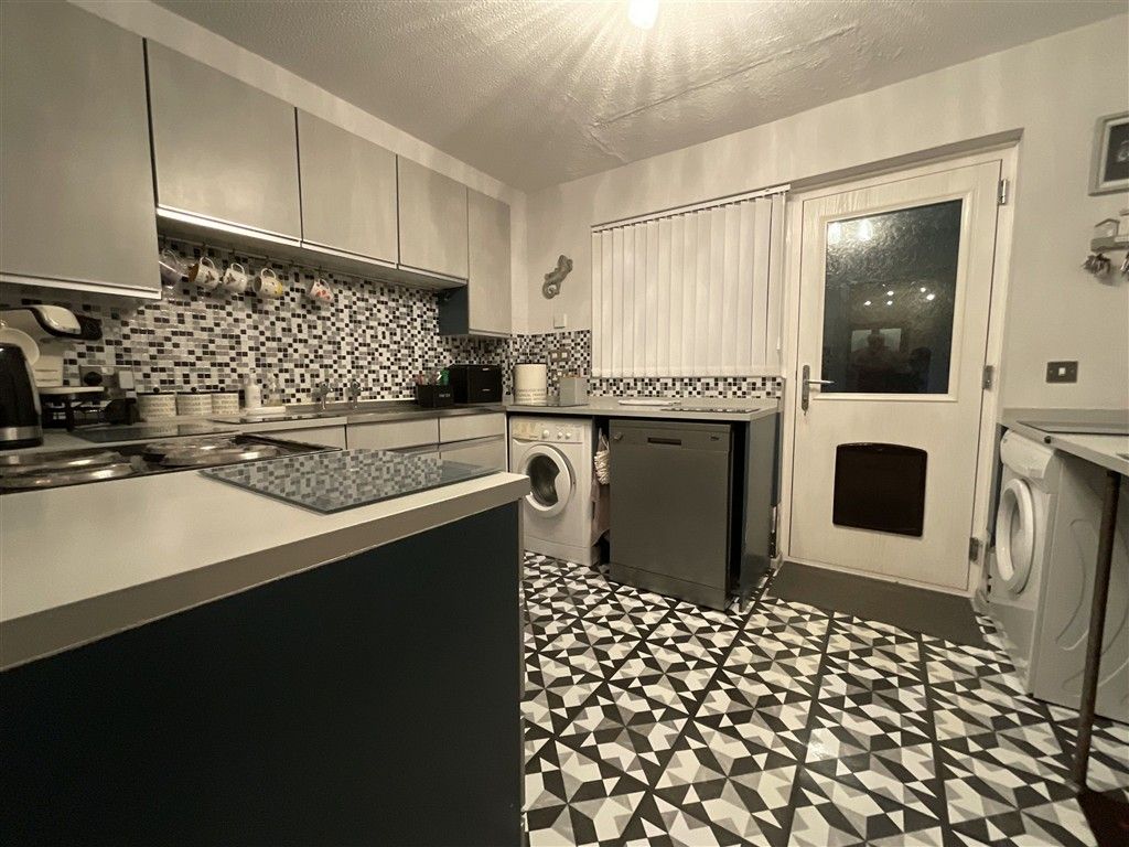 Property photo 3 of 10 Kitchen