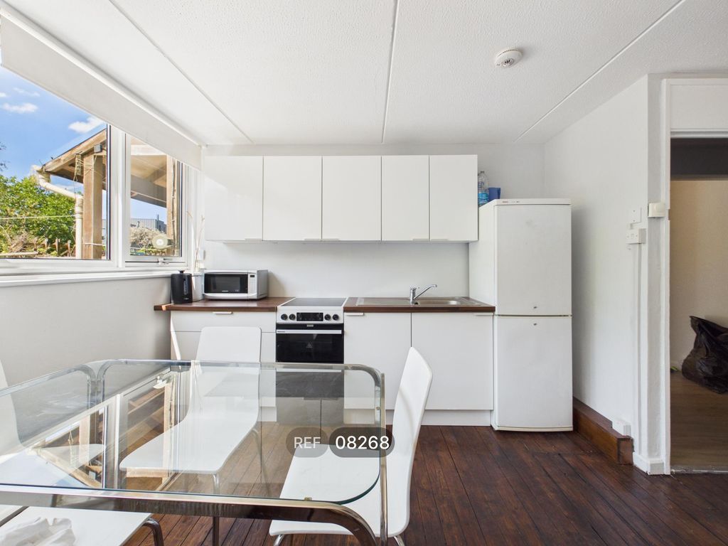 Property photo 3 of 10 Kitchen / Living Area