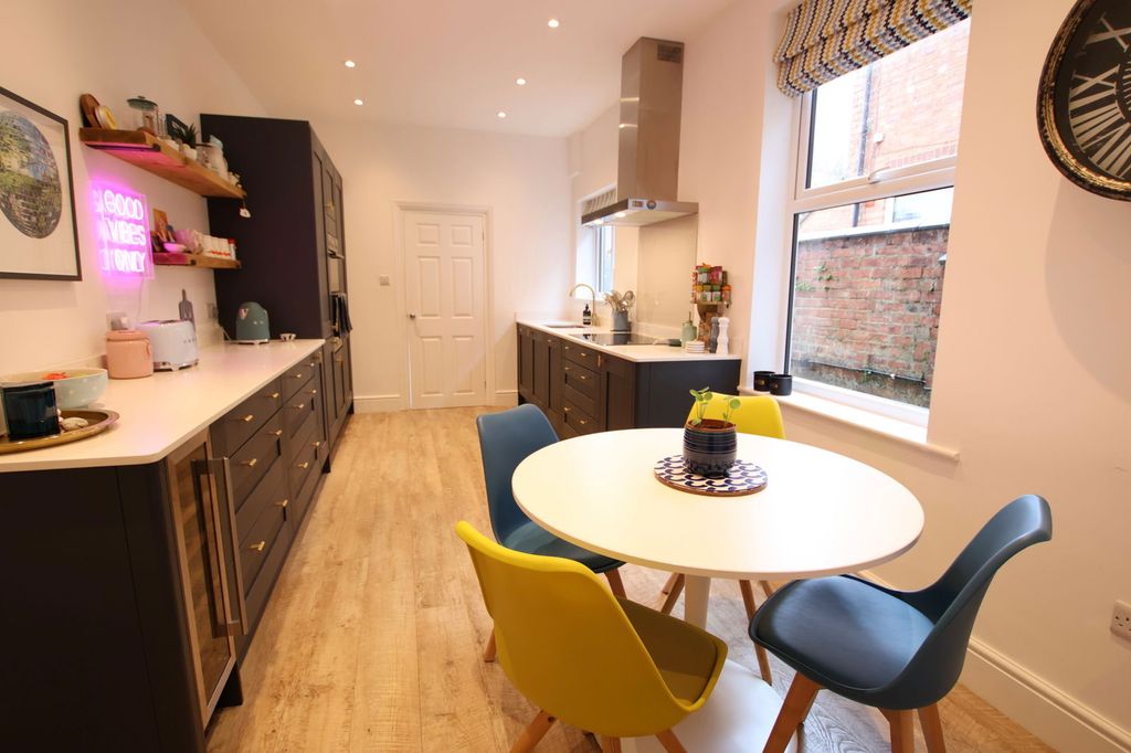 Property photo 3 of 28