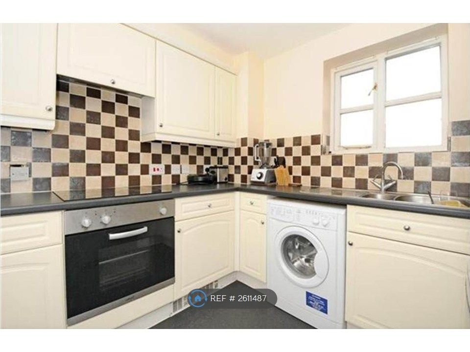 Property photo 1 of 9 Modern Well Appointed Kitchen