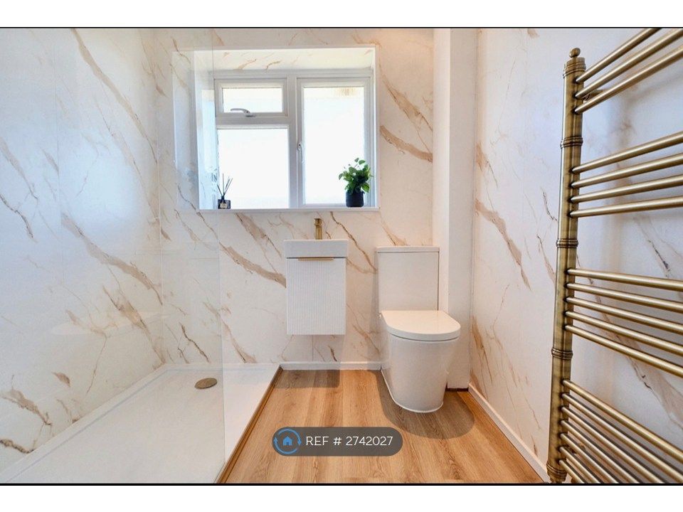 Property photo 2 of 11 Bathroom