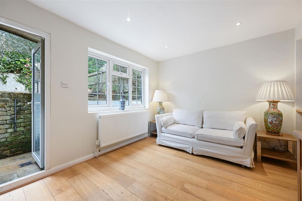 Property photo 3 of 9 Ceylon Road