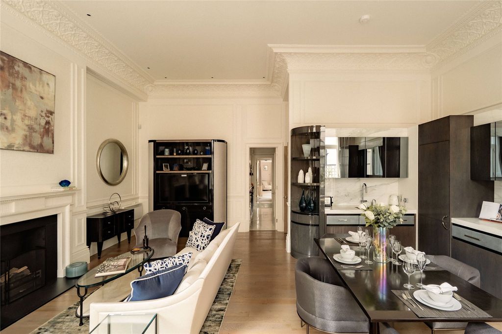 Property photo 3 of 18 Living Room