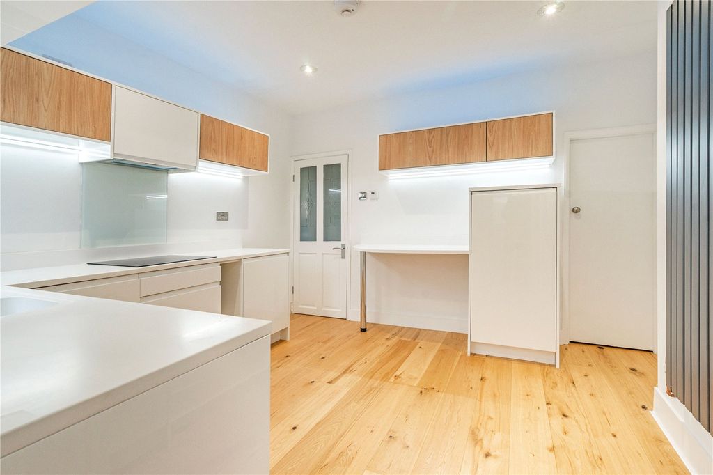 Property photo 3 of 13 Kitchen/Breakfast