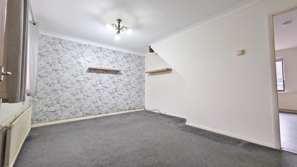 Property photo 3 of 18 Lounge