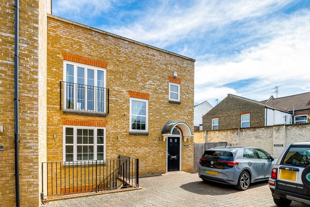 Property photo 1 of 18 External