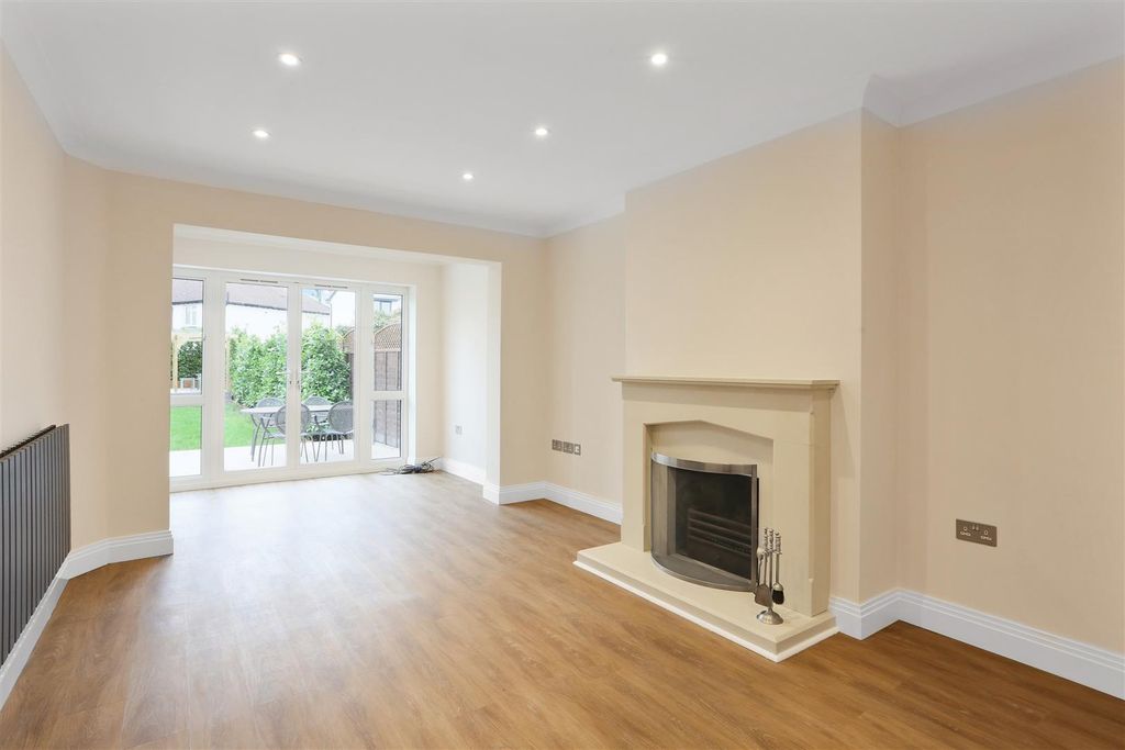 Property photo 3 of 26 1634941317 - 12 Coleridge Avenue, Sm1 - 14.Jpg