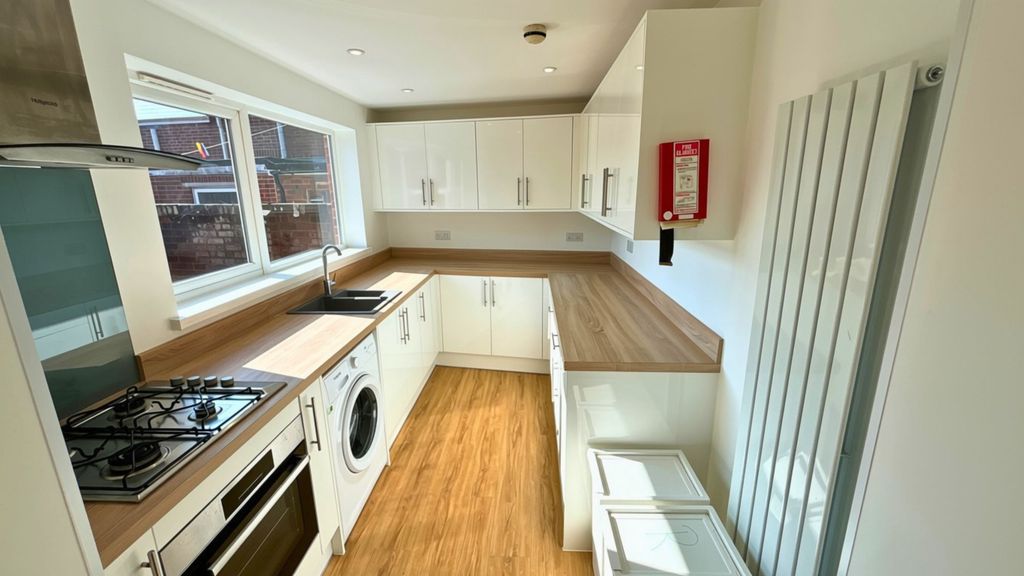 Property photo 2 of 9 Kitchen