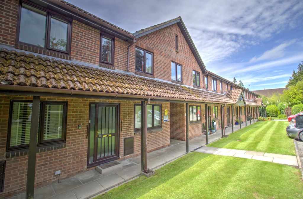 2 bed flat for saleLondon Road, East Grinstead RH19