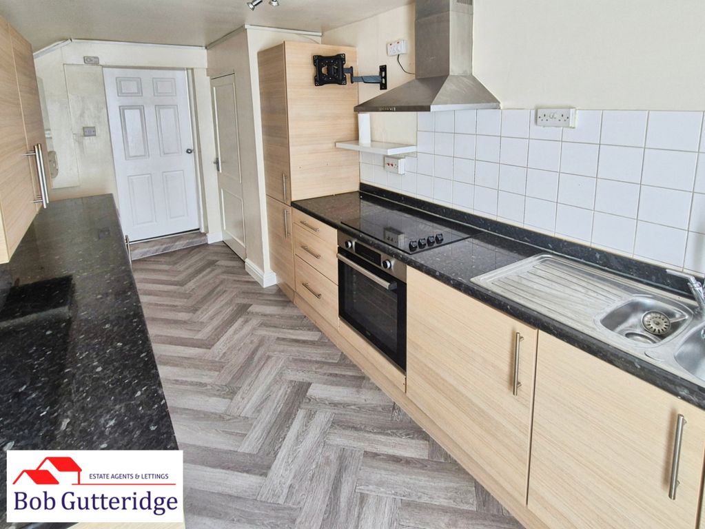 Property photo 2 of 11 Modern Fitted Kitchen
