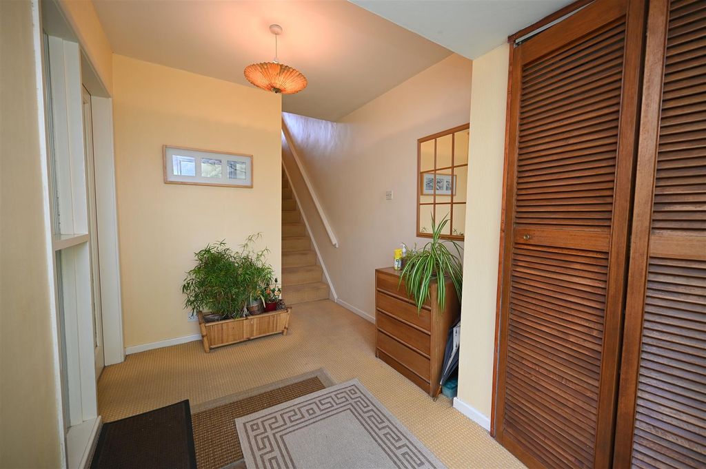 Property photo 2 of 21 Hallway.Jpg