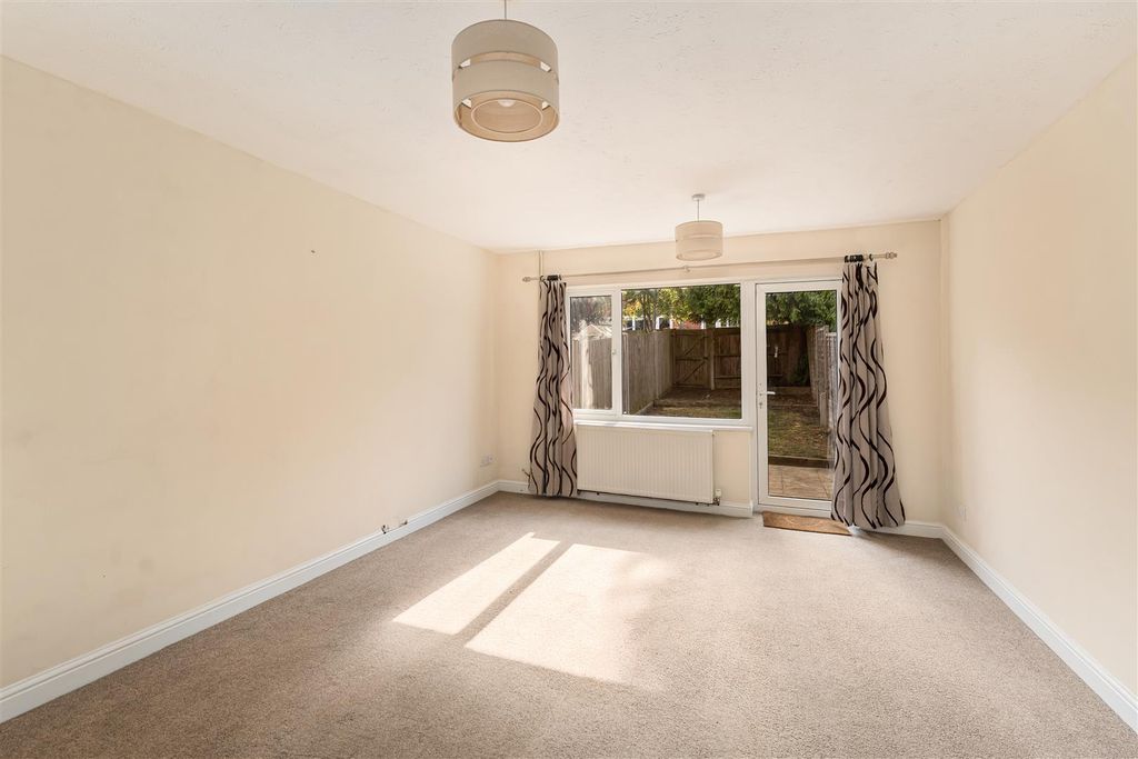 Property photo 2 of 11 17 Frensham Close, Banbury-7.Jpg
