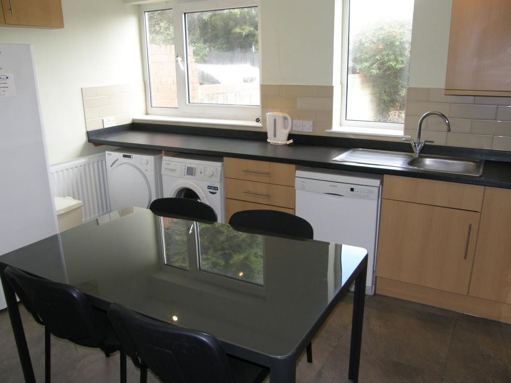 Property photo 2 of 20 Crombie-Ave-100-05.Jpg