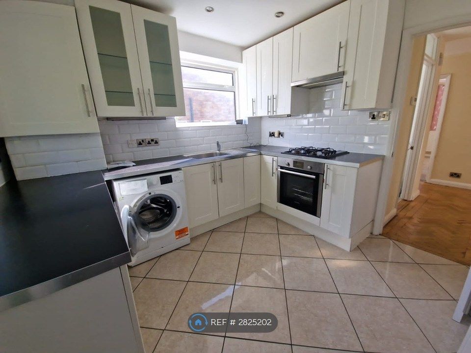 Property photo 3 of 11 Kitchen