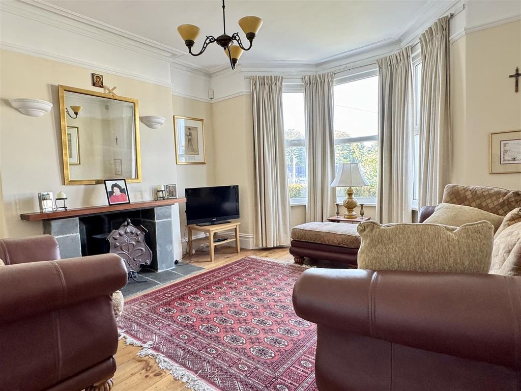 Property photo 2 of 39 Lounge:
