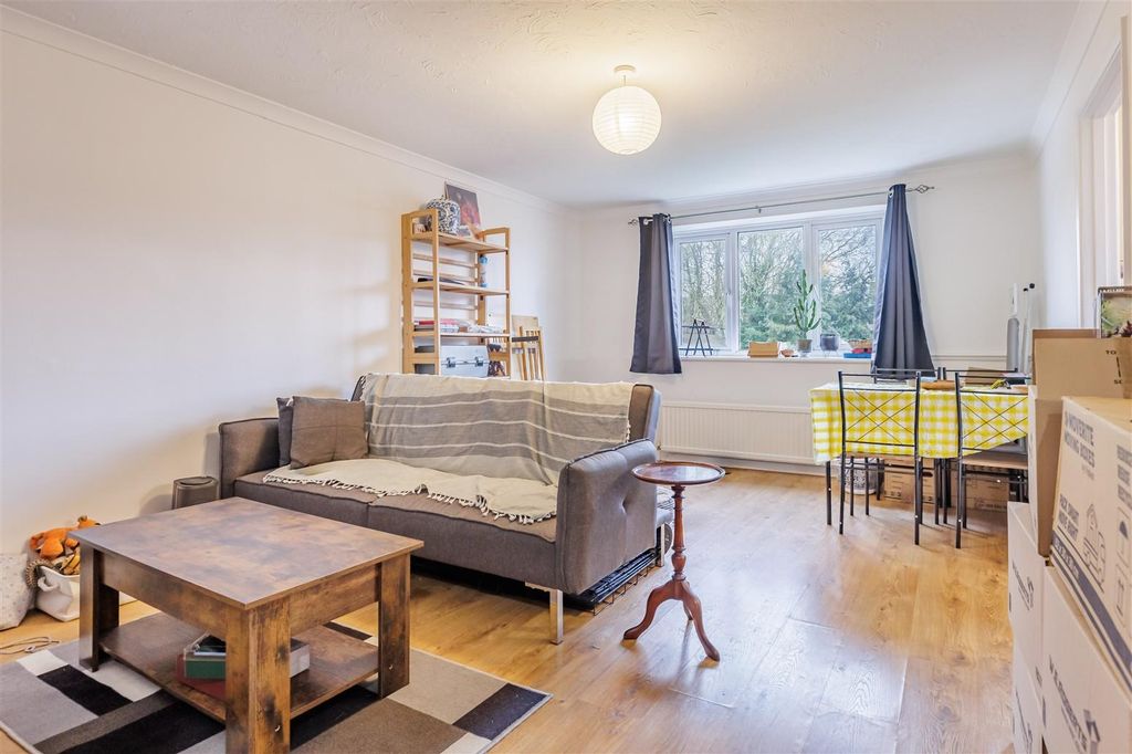 Property photo 2 of 11 30 Weald Hall (5).Jpg